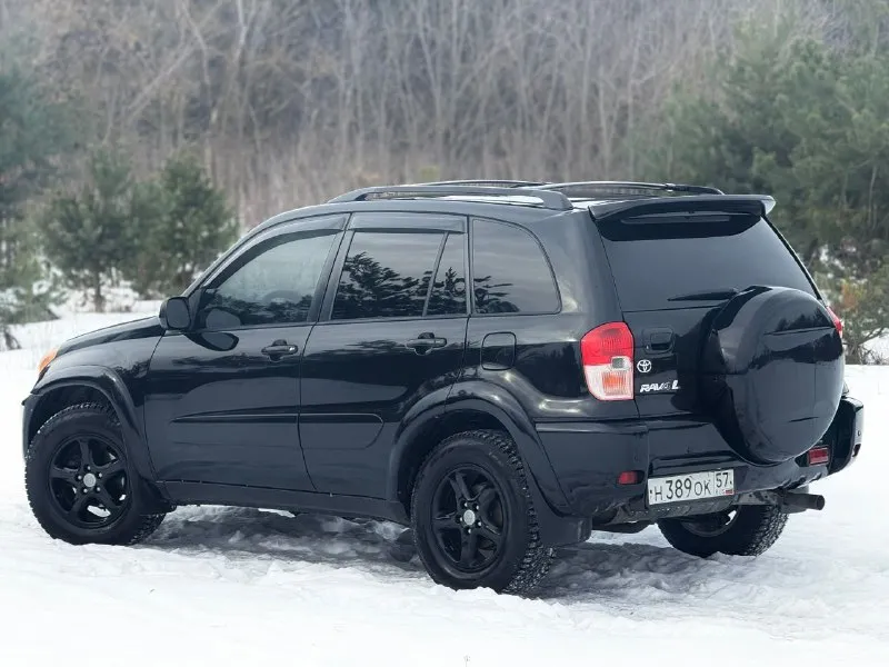 В продаже toyota rav4, двигатель - 2.0 л (1azfe) надёжный и неприхотливый агрегат, заменена в конце лета цепь грм, помпа, все ремни и ролики. родной пробег : 172,000 (миль) любые проверки. автомат 4-х ступенчатый. , вечный, переключает отлично, . частичная замена масла - (10.10.2025г) постоянный полный привод. расход - 10,5-12,5 л. находится в одной семье более 13 лет (с 2013 г) в редчайшем состоянии, заводской окрас всего кузова, каждый элемент имеет маркировку (vin) ржавчины нету, полностью соответствует фото! японская сборка для рынка usa. с дополнений установлен - парктроник, автозапуск и дисплей. кузов отполирован и покрыт керамикой х2 слоя. резина зимняя, новая. торг будет минимальный. техосмотр пройден. авто готово к оформлению. контакты : +79493635268 цена : 880,000 рублей. - фотография - 6