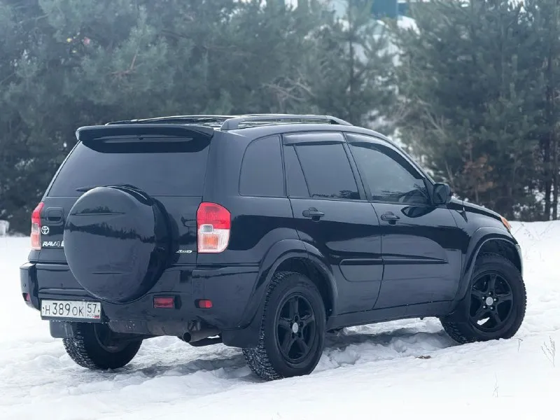 В продаже toyota rav4, двигатель - 2.0 л (1azfe) надёжный и неприхотливый агрегат, заменена в конце лета цепь грм, помпа, все ремни и ролики. родной пробег : 172,000 (миль) любые проверки. автомат 4-х ступенчатый. , вечный, переключает отлично, . частичная замена масла - (10.10.2025г) постоянный полный привод. расход - 10,5-12,5 л. находится в одной семье более 13 лет (с 2013 г) в редчайшем состоянии, заводской окрас всего кузова, каждый элемент имеет маркировку (vin) ржавчины нету, полностью соответствует фото! японская сборка для рынка usa. с дополнений установлен - парктроник, автозапуск и дисплей. кузов отполирован и покрыт керамикой х2 слоя. резина зимняя, новая. торг будет минимальный. техосмотр пройден. авто готово к оформлению. контакты : +79493635268 цена : 880,000 рублей. - фотография - 7