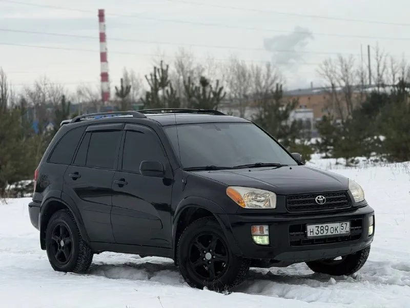 В продаже toyota rav4, двигатель - 2.0 л (1azfe) надёжный и неприхотливый агрегат, заменена в конце лета цепь грм, помпа, все ремни и ролики. родной пробег : 172,000 (миль) любые проверки. автомат 4-х ступенчатый. , вечный, переключает отлично, . частичная замена масла - (10.10.2025г) постоянный полный привод. расход - 10,5-12,5 л. находится в одной семье более 13 лет (с 2013 г) в редчайшем состоянии, заводской окрас всего кузова, каждый элемент имеет маркировку (vin) ржавчины нету, полностью соответствует фото! японская сборка для рынка usa. с дополнений установлен - парктроник, автозапуск и дисплей. кузов отполирован и покрыт керамикой х2 слоя. резина зимняя, новая. торг будет минимальный. техосмотр пройден. авто готово к оформлению. контакты : +79493635268 цена : 880,000 рублей. - фотография - 8