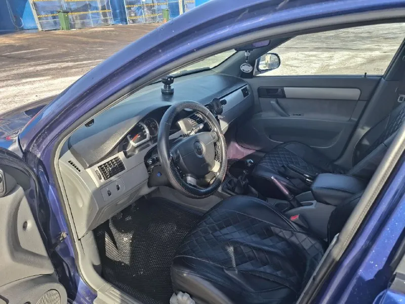 Продам chevrolet лачетти 2008 год. 216 тис пробег. газ⛽ в хорошем состоянии, двигатель ходовка в норме, машиной владею 2 года, все делалось своевременно. по кузову есть возрастные коцки в общем смотрится не плохо. салон в чехлах, стоит андроид магнитола. 550000 торг. +79496490251. 📞 звоните: +7(949)6490251 - фотография - 7