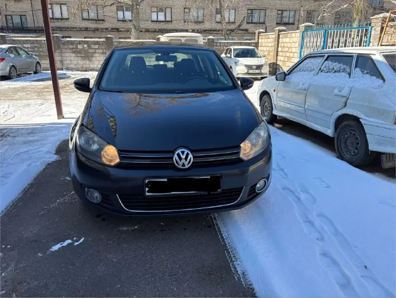 Golf 6 1.4 caxa мкпп 6 год выпуска: 2011 комплектация: highline пробег 259000 км. цена: 785000₽ (торг) тел. для связи/tg: +79598011894 пробег 259000 км. цепной двигатель 1.4, 122 л. с. коробка передач - механическая, 6-ти ступенчатая. машина без дтп. кузов ровный, хороший, остекление все заводское, кроме лобового. машина в родном окрасе почти полностью, вторичный окрас - два передних крыла. дно и пороги целые, без ржавчины и дыр. комплектация: атермальное остекление, полуспортивные сиденья из алькантары с регулировкой по высоте и поясничной поддержкой, двузонный климат-контроль, наружные зеркала с электрорегулировкой и электрообогревом, омыватель фар, подогрев сидений, корректировка угла наклона света фар, зеркало заднего вида с автозатемнением, 11 подушек безопасности, в том числе для коленей водителя, помощь при старте в гору, передний и задний парктроник, датчик дождя, датчик света, датчик давления в шинах. активированы функции coming home, living home, corner light. макeeвка, район шахты бажанова. - фотография - 1
