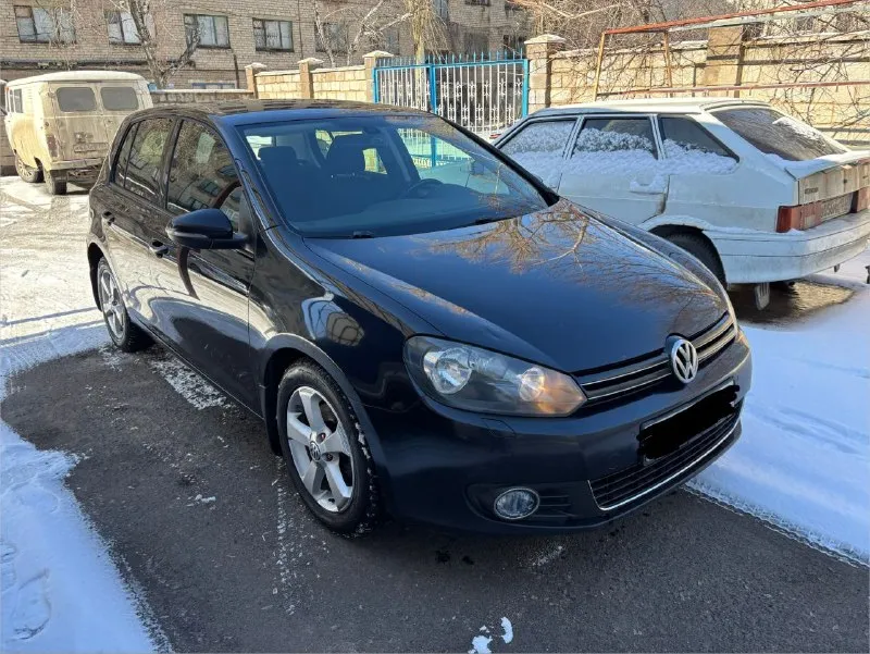Golf 6 1.4 caxa мкпп 6 год выпуска: 2011 комплектация: highline пробег 259000 км. цена: 785000₽ (торг) тел. для связи/tg: +79598011894 пробег 259000 км. цепной двигатель 1.4, 122 л. с. коробка передач - механическая, 6-ти ступенчатая. машина без дтп. кузов ровный, хороший, остекление все заводское, кроме лобового. машина в родном окрасе почти полностью, вторичный окрас - два передних крыла. дно и пороги целые, без ржавчины и дыр. комплектация: атермальное остекление, полуспортивные сиденья из алькантары с регулировкой по высоте и поясничной поддержкой, двузонный климат-контроль, наружные зеркала с электрорегулировкой и электрообогревом, омыватель фар, подогрев сидений, корректировка угла наклона света фар, зеркало заднего вида с автозатемнением, 11 подушек безопасности, в том числе для коленей водителя, помощь при старте в гору, передний и задний парктроник, датчик дождя, датчик света, датчик давления в шинах. активированы функции coming home, living home, corner light. макeeвка, район шахты бажанова. - фотография - 2