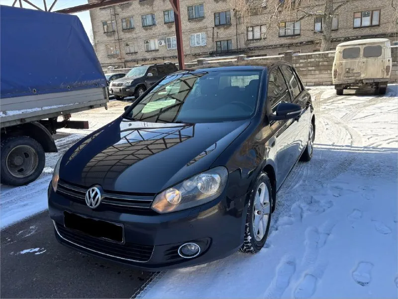 Golf 6 1.4 caxa мкпп 6 год выпуска: 2011 комплектация: highline пробег 259000 км. цена: 785000₽ (торг) тел. для связи/tg: +79598011894 пробег 259000 км. цепной двигатель 1.4, 122 л. с. коробка передач - механическая, 6-ти ступенчатая. машина без дтп. кузов ровный, хороший, остекление все заводское, кроме лобового. машина в родном окрасе почти полностью, вторичный окрас - два передних крыла. дно и пороги целые, без ржавчины и дыр. комплектация: атермальное остекление, полуспортивные сиденья из алькантары с регулировкой по высоте и поясничной поддержкой, двузонный климат-контроль, наружные зеркала с электрорегулировкой и электрообогревом, омыватель фар, подогрев сидений, корректировка угла наклона света фар, зеркало заднего вида с автозатемнением, 11 подушек безопасности, в том числе для коленей водителя, помощь при старте в гору, передний и задний парктроник, датчик дождя, датчик света, датчик давления в шинах. активированы функции coming home, living home, corner light. макeeвка, район шахты бажанова. - фотография - 3