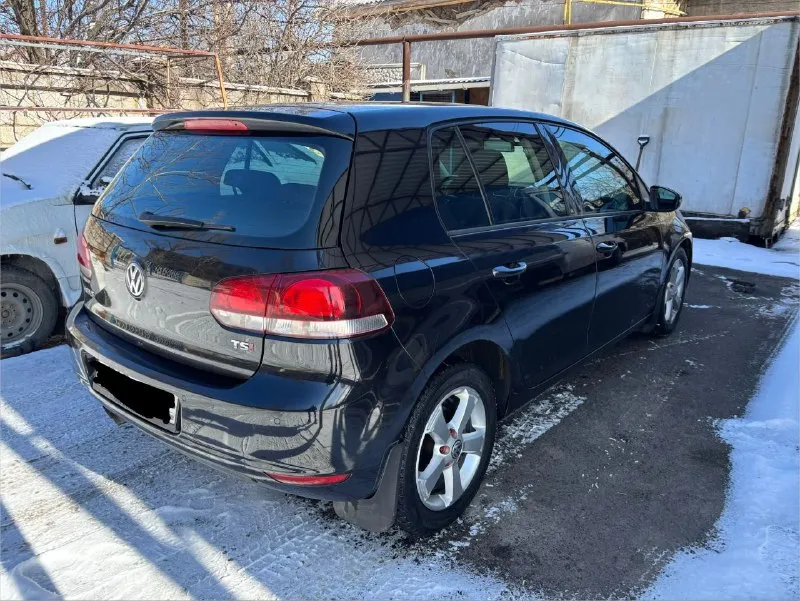 Golf 6 1.4 caxa мкпп 6 год выпуска: 2011 комплектация: highline пробег 259000 км. цена: 785000₽ (торг) тел. для связи/tg: +79598011894 пробег 259000 км. цепной двигатель 1.4, 122 л. с. коробка передач - механическая, 6-ти ступенчатая. машина без дтп. кузов ровный, хороший, остекление все заводское, кроме лобового. машина в родном окрасе почти полностью, вторичный окрас - два передних крыла. дно и пороги целые, без ржавчины и дыр. комплектация: атермальное остекление, полуспортивные сиденья из алькантары с регулировкой по высоте и поясничной поддержкой, двузонный климат-контроль, наружные зеркала с электрорегулировкой и электрообогревом, омыватель фар, подогрев сидений, корректировка угла наклона света фар, зеркало заднего вида с автозатемнением, 11 подушек безопасности, в том числе для коленей водителя, помощь при старте в гору, передний и задний парктроник, датчик дождя, датчик света, датчик давления в шинах. активированы функции coming home, living home, corner light. макeeвка, район шахты бажанова. - фотография - 4