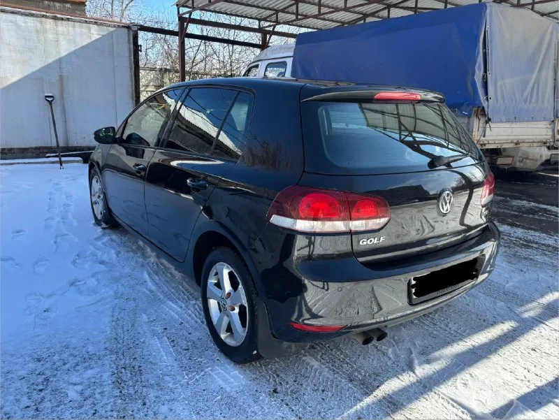 Golf 6 1.4 caxa мкпп 6 год выпуска: 2011 комплектация: highline пробег 259000 км. цена: 785000₽ (торг) тел. для связи/tg: +79598011894 пробег 259000 км. цепной двигатель 1.4, 122 л. с. коробка передач - механическая, 6-ти ступенчатая. машина без дтп. кузов ровный, хороший, остекление все заводское, кроме лобового. машина в родном окрасе почти полностью, вторичный окрас - два передних крыла. дно и пороги целые, без ржавчины и дыр. комплектация: атермальное остекление, полуспортивные сиденья из алькантары с регулировкой по высоте и поясничной поддержкой, двузонный климат-контроль, наружные зеркала с электрорегулировкой и электрообогревом, омыватель фар, подогрев сидений, корректировка угла наклона света фар, зеркало заднего вида с автозатемнением, 11 подушек безопасности, в том числе для коленей водителя, помощь при старте в гору, передний и задний парктроник, датчик дождя, датчик света, датчик давления в шинах. активированы функции coming home, living home, corner light. макeeвка, район шахты бажанова. - фотография - 5