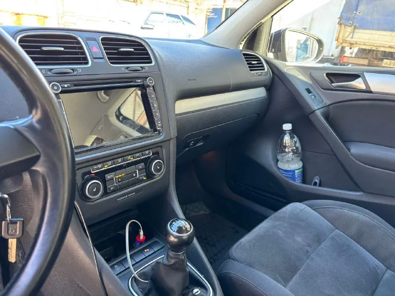 Golf 6 1.4 caxa мкпп 6 год выпуска: 2011 комплектация: highline пробег 259000 км. цена: 785000₽ (торг) тел. для связи/tg: +79598011894 пробег 259000 км. цепной двигатель 1.4, 122 л. с. коробка передач - механическая, 6-ти ступенчатая. машина без дтп. кузов ровный, хороший, остекление все заводское, кроме лобового. машина в родном окрасе почти полностью, вторичный окрас - два передних крыла. дно и пороги целые, без ржавчины и дыр. комплектация: атермальное остекление, полуспортивные сиденья из алькантары с регулировкой по высоте и поясничной поддержкой, двузонный климат-контроль, наружные зеркала с электрорегулировкой и электрообогревом, омыватель фар, подогрев сидений, корректировка угла наклона света фар, зеркало заднего вида с автозатемнением, 11 подушек безопасности, в том числе для коленей водителя, помощь при старте в гору, передний и задний парктроник, датчик дождя, датчик света, датчик давления в шинах. активированы функции coming home, living home, corner light. макeeвка, район шахты бажанова. - фотография - 7