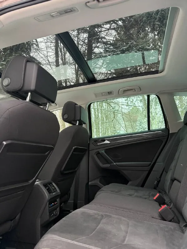 Volkswagen tiguan 2018г в самой жирной комплектации (алькантара, панорама, камеры 360, массаж сидения, 3х зонный климат, слепые зоны, все ассистенты, автопарковка) полный привод 2.0 turbo + 7dsg dq-500 мощность: 180л. с пробег: 167т. км (родной) официальный дилерский автомобиль, не грузия. кузов в отличном состоянии! без дефектов. все стекла родные. ухоженный салон. новые зимние шины nokian r18 (made in korea) комплектация 🔥 : ✅старт/стоп ✅бесключевой доступ ✅цифровая приборка с навигацией и ассистентами (максимальная) ✅слепые зоны ✅камеры 360 ✅адаптивный круиз ✅электропривод багажника ✅адаптивные фары mid led (full led поворотные+подсветка поворотов) ✅авто дальний свет ✅парктроники в круг 360 ✅панорамная крыша с ambient light ✅беспроводная зарядка ✅подсветка ambient light всего салона ✅датчики давления шин ✅дистроник ✅контроль дистанции спереди и сзади ✅два ключа 📞 звоните: +7(949)3568852 - фотография - 8