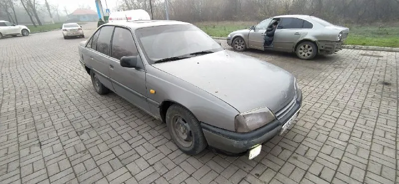 Продам opel omega 2.0 инжектор, газ/бензин, люк, гур, машина в рабочем состоянии вложений не требует, двигатель, кпп, ходовая в отличном состоянии, кузов не гнилой, аккумулятор новый, в фарах ксенон, свет отличный, есть музыка, все менялось и обслуживалось вовремя, машина достойная, днр постоянный учёт полное переоформление. цена на сейчас 75.000р +79495962135 г. донецк, возможен пригон для военных. 📞 звоните: +7(949)5962135 - фотография - 2