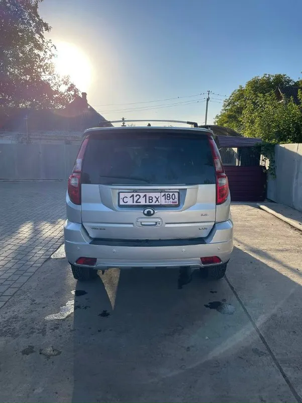 Продаётся great wall hover h3 2012 г. в. пробег: 185 000км. двигатель: 2.0 бензин. рамный внедорожник с подключаемым полным приводом 4х4 и понижающей передачей. автомобиль в исправном состоянии, полностью готов к эксплуатации. комплектация: кожаный салон, гур, климат-контроль, кондиционер, подогрев и электропривод сидений, электростеклоподъёмники, bluetooth-аудиосистема, парктроник, сигнализация, abs, противотуманные фары. двигатель работает ровно и тихо. салон чистый, без посторонних запахов. полный комплект документов. торг возможен. цена: 699 000р. город: амвросиевка. телефон: +7 (949) 387-91-74 (телеграм) 📞 звоните: +7(949)3879174 - фотография - 2