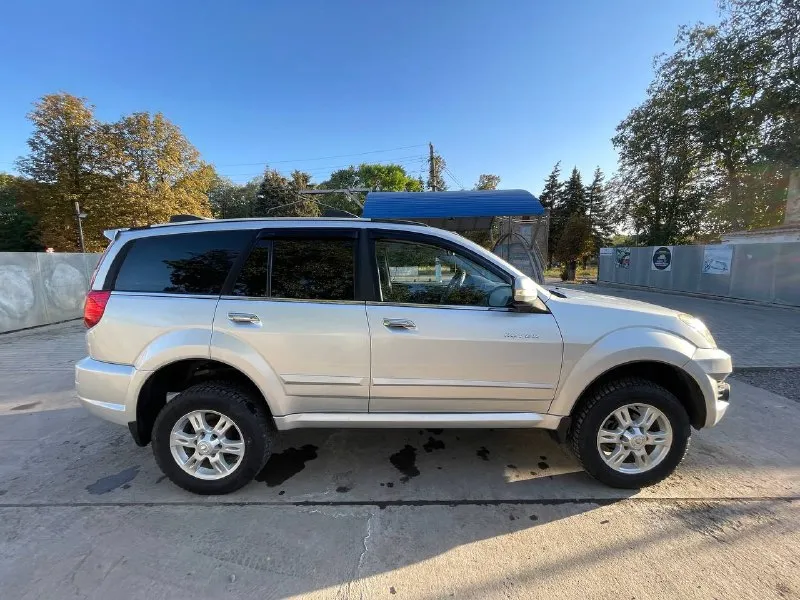 Продаётся great wall hover h3 2012 г. в. пробег: 185 000км. двигатель: 2.0 бензин. рамный внедорожник с подключаемым полным приводом 4х4 и понижающей передачей. автомобиль в исправном состоянии, полностью готов к эксплуатации. комплектация: кожаный салон, гур, климат-контроль, кондиционер, подогрев и электропривод сидений, электростеклоподъёмники, bluetooth-аудиосистема, парктроник, сигнализация, abs, противотуманные фары. двигатель работает ровно и тихо. салон чистый, без посторонних запахов. полный комплект документов. торг возможен. цена: 699 000р. город: амвросиевка. телефон: +7 (949) 387-91-74 (телеграм) 📞 звоните: +7(949)3879174 - фотография - 3