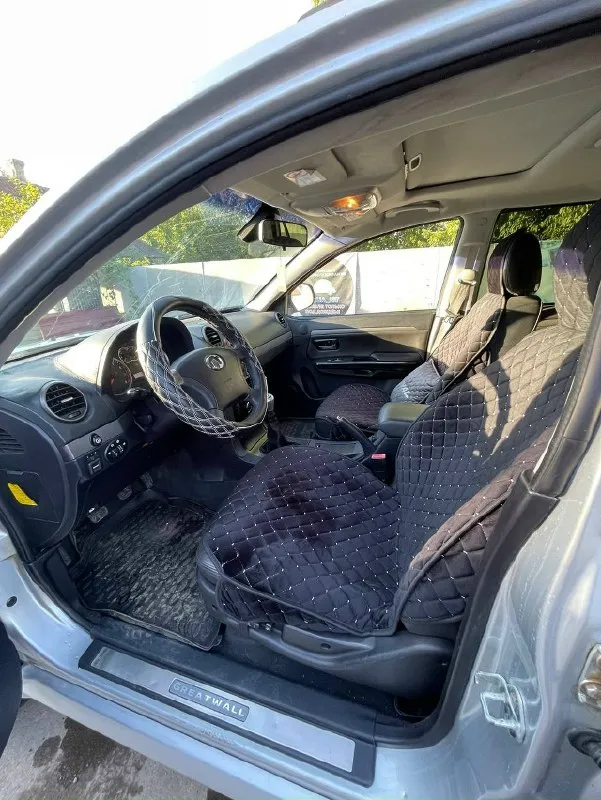 Продаётся great wall hover h3 2012 г. в. пробег: 185 000км. двигатель: 2.0 бензин. рамный внедорожник с подключаемым полным приводом 4х4 и понижающей передачей. автомобиль в исправном состоянии, полностью готов к эксплуатации. комплектация: кожаный салон, гур, климат-контроль, кондиционер, подогрев и электропривод сидений, электростеклоподъёмники, bluetooth-аудиосистема, парктроник, сигнализация, abs, противотуманные фары. двигатель работает ровно и тихо. салон чистый, без посторонних запахов. полный комплект документов. торг возможен. цена: 699 000р. город: амвросиевка. телефон: +7 (949) 387-91-74 (телеграм) 📞 звоните: +7(949)3879174 - фотография - 7