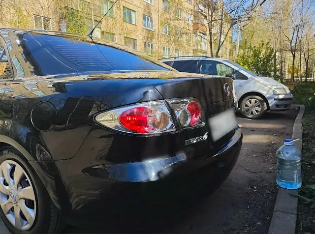 Продам mazda 6 gg 1.8 на механике 2006 года выпуска автомобиль в хорошем техническом состоянии. заменена вся передняя ходовка, стоят новые рычаги, стойки, опоры, сайлентблоки, подрамник. проведена ревизия коробки. вкруг установлены новые тормозные диски и колодки. передние с перфорацией. кондиционер работает отлично, печка дует. зимой можно в футболке ездить. из опций: - линзованная оптика - круиз контроль - мультируль - кондиционер - esp - abs - eba - подогревы передних сидений - подогрев заднего стекла и боковых зеркал - электро регулировка зеркал - электрические стеклоподъёмники передних и задних дверей - кожаная оплётка руля, стояночного тормоза и кпп - кожаный салон стильный, динамичный седан на каждый день за 650к. торг уместен. в коплекте красивые 16 диски на летней резине. на все вопросы отвечу по телефону +79494472517 📞 звоните: +7(949)4472517 - фотография - 3