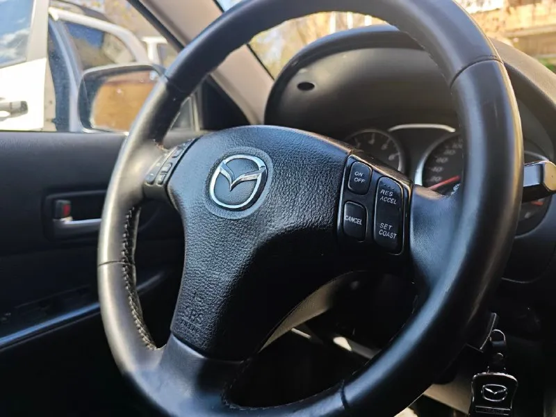 Продам mazda 6 gg 1.8 на механике 2006 года выпуска автомобиль в хорошем техническом состоянии. заменена вся передняя ходовка, стоят новые рычаги, стойки, опоры, сайлентблоки, подрамник. проведена ревизия коробки. вкруг установлены новые тормозные диски и колодки. передние с перфорацией. кондиционер работает отлично, печка дует. зимой можно в футболке ездить. из опций: - линзованная оптика - круиз контроль - мультируль - кондиционер - esp - abs - eba - подогревы передних сидений - подогрев заднего стекла и боковых зеркал - электро регулировка зеркал - электрические стеклоподъёмники передних и задних дверей - кожаная оплётка руля, стояночного тормоза и кпп - кожаный салон стильный, динамичный седан на каждый день за 650к. торг уместен. в коплекте красивые 16 диски на летней резине. на все вопросы отвечу по телефону +79494472517 📞 звоните: +7(949)4472517 - фотография - 4