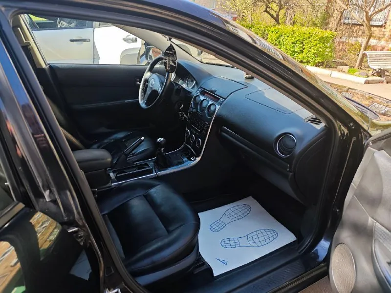 Продам mazda 6 gg 1.8 на механике 2006 года выпуска автомобиль в хорошем техническом состоянии. заменена вся передняя ходовка, стоят новые рычаги, стойки, опоры, сайлентблоки, подрамник. проведена ревизия коробки. вкруг установлены новые тормозные диски и колодки. передние с перфорацией. кондиционер работает отлично, печка дует. зимой можно в футболке ездить. из опций: - линзованная оптика - круиз контроль - мультируль - кондиционер - esp - abs - eba - подогревы передних сидений - подогрев заднего стекла и боковых зеркал - электро регулировка зеркал - электрические стеклоподъёмники передних и задних дверей - кожаная оплётка руля, стояночного тормоза и кпп - кожаный салон стильный, динамичный седан на каждый день за 650к. торг уместен. в коплекте красивые 16 диски на летней резине. на все вопросы отвечу по телефону +79494472517 📞 звоните: +7(949)4472517 - фотография - 6
