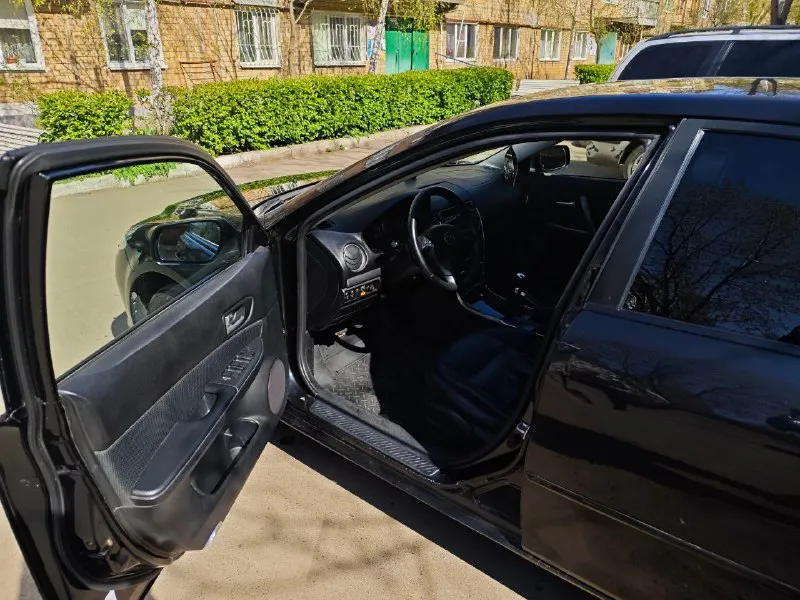 Продам mazda 6 gg 1.8 на механике 2006 года выпуска автомобиль в хорошем техническом состоянии. заменена вся передняя ходовка, стоят новые рычаги, стойки, опоры, сайлентблоки, подрамник. проведена ревизия коробки. вкруг установлены новые тормозные диски и колодки. передние с перфорацией. кондиционер работает отлично, печка дует. зимой можно в футболке ездить. из опций: - линзованная оптика - круиз контроль - мультируль - кондиционер - esp - abs - eba - подогревы передних сидений - подогрев заднего стекла и боковых зеркал - электро регулировка зеркал - электрические стеклоподъёмники передних и задних дверей - кожаная оплётка руля, стояночного тормоза и кпп - кожаный салон стильный, динамичный седан на каждый день за 650к. торг уместен. в коплекте красивые 16 диски на летней резине. на все вопросы отвечу по телефону +79494472517 📞 звоните: +7(949)4472517 - фотография - 7