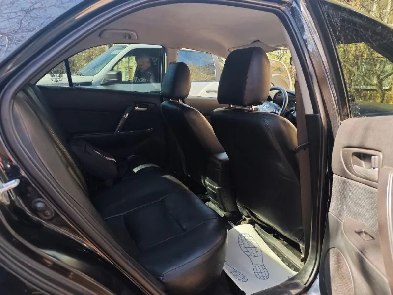 Продам mazda 6 gg 1.8 на механике 2006 года выпуска автомобиль в хорошем техническом состоянии. заменена вся передняя ходовка, стоят новые рычаги, стойки, опоры, сайлентблоки, подрамник. проведена ревизия коробки. вкруг установлены новые тормозные диски и колодки. передние с перфорацией. кондиционер работает отлично, печка дует. зимой можно в футболке ездить. из опций: - линзованная оптика - круиз контроль - мультируль - кондиционер - esp - abs - eba - подогревы передних сидений - подогрев заднего стекла и боковых зеркал - электро регулировка зеркал - электрические стеклоподъёмники передних и задних дверей - кожаная оплётка руля, стояночного тормоза и кпп - кожаный салон стильный, динамичный седан на каждый день за 650к. торг уместен. в коплекте красивые 16 диски на летней резине. на все вопросы отвечу по телефону +79494472517 📞 звоните: +7(949)4472517 - фотография - 8
