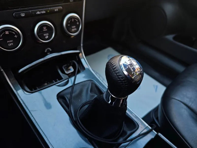 Продам mazda 6 gg 1.8 на механике 2006 года выпуска автомобиль в хорошем техническом состоянии. заменена вся передняя ходовка, стоят новые рычаги, стойки, опоры, сайлентблоки, подрамник. проведена ревизия коробки. вкруг установлены новые тормозные диски и колодки. передние с перфорацией. кондиционер работает отлично, печка дует. зимой можно в футболке ездить. из опций: - линзованная оптика - круиз контроль - мультируль - кондиционер - esp - abs - eba - подогревы передних сидений - подогрев заднего стекла и боковых зеркал - электро регулировка зеркал - электрические стеклоподъёмники передних и задних дверей - кожаная оплётка руля, стояночного тормоза и кпп - кожаный салон стильный, динамичный седан на каждый день за 650к. торг уместен. в коплекте красивые 16 диски на летней резине. на все вопросы отвечу по телефону +79494472517 📞 звоните: +7(949)4472517 - фотография - 9