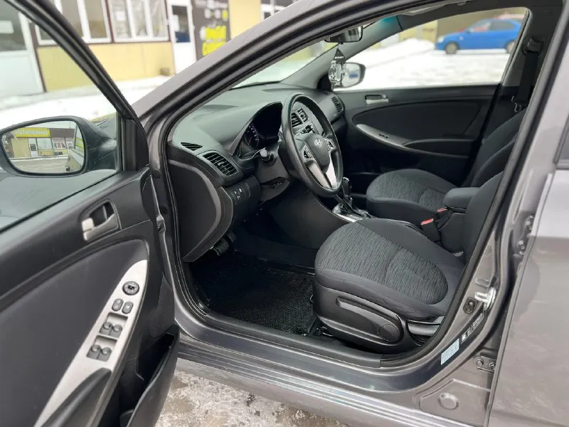 Продам hyundai solaris год:2016 коробка:автомат мотор:1.6 цена:1.050.000₽ номер: +79491003435 или +79493687228 на обоих номерах есть телеграмм связь не всегда хорошо ловит! авто в прекрасном внешнем и техническом состоянии, вложений не требуют от слова совсем, как говориться сел и поехал, экономичный и надежный мотор 1.6 в паре с классическим шести ступенчатым автоматом, кузов авто выглядит как на фото без ржавчины и повреждений, машина в хорошей комплектации, кондиционер, мульти руль, подогревы сидений, парктроники, четыре стекло подъемника, электра зеркала, полный бортовой компьютер, датчики дождя и свет, обогрев переднего и заднего стекла, и многое другое, большое информация по телефону 📞 🇷🇺 звоните: +79491003435 - фотография - 9