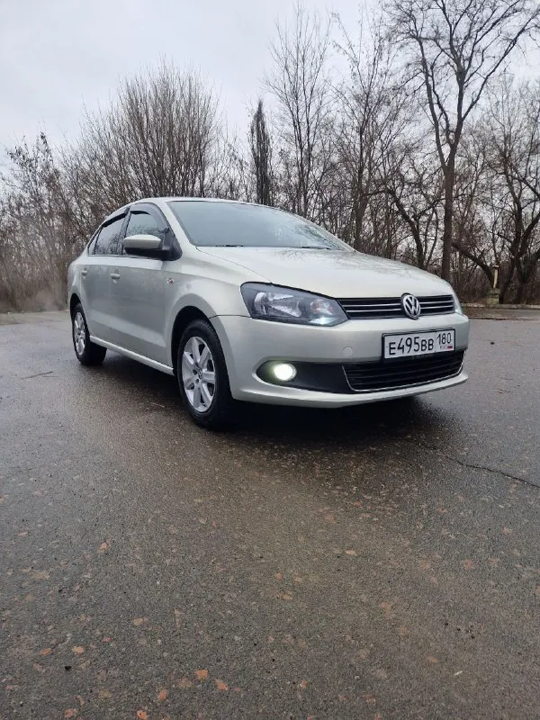 Продам volkswagen polo 2010г двигатель 1,6л бензин автомат 6-ступка пробег 200000км дополнительно установлена магнитола с камерой заднего вида. стоит сигнализация scher-khan logicar. 2 комплекта колёс зима/лето 2 комплекта ковриков зима/лето состояние хорошее, ничего не гремит не стучит, любые проверки на сто. я собственник. осмотр г. донецк цена 800000р +79493207385 📞 звоните: +7(949)3207385 - фотография - 1
