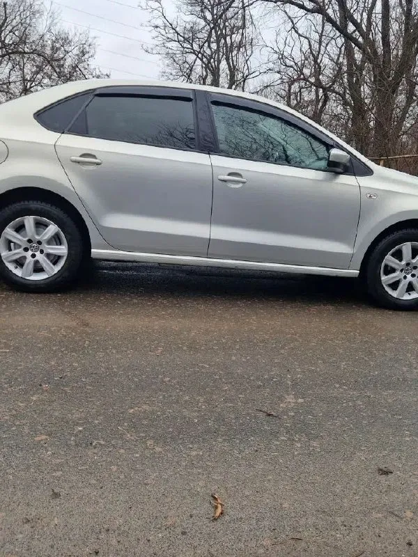 Продам volkswagen polo 2010г двигатель 1,6л бензин автомат 6-ступка пробег 200000км дополнительно установлена магнитола с камерой заднего вида. стоит сигнализация scher-khan logicar. 2 комплекта колёс зима/лето 2 комплекта ковриков зима/лето состояние хорошее, ничего не гремит не стучит, любые проверки на сто. я собственник. осмотр г. донецк цена 800000р +79493207385 📞 звоните: +7(949)3207385 - фотография - 3