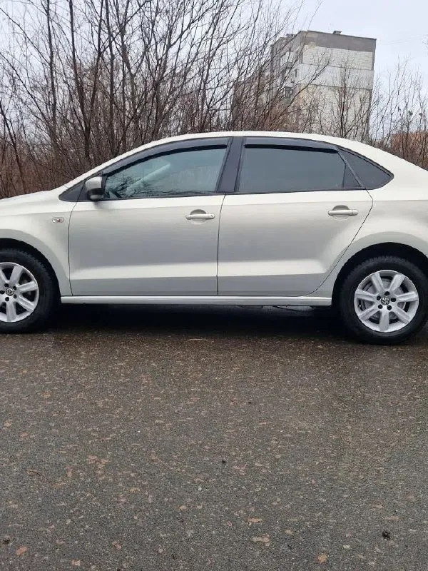 Продам volkswagen polo 2010г двигатель 1,6л бензин автомат 6-ступка пробег 200000км дополнительно установлена магнитола с камерой заднего вида. стоит сигнализация scher-khan logicar. 2 комплекта колёс зима/лето 2 комплекта ковриков зима/лето состояние хорошее, ничего не гремит не стучит, любые проверки на сто. я собственник. осмотр г. донецк цена 800000р +79493207385 📞 звоните: +7(949)3207385 - фотография - 4