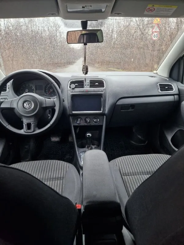 Продам volkswagen polo 2010г двигатель 1,6л бензин автомат 6-ступка пробег 200000км дополнительно установлена магнитола с камерой заднего вида. стоит сигнализация scher-khan logicar. 2 комплекта колёс зима/лето 2 комплекта ковриков зима/лето состояние хорошее, ничего не гремит не стучит, любые проверки на сто. я собственник. осмотр г. донецк цена 800000р +79493207385 📞 звоните: +7(949)3207385 - фотография - 5
