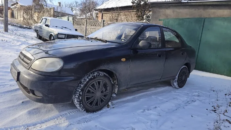 Продам chevrolet ланос 2007 г. в с родным пробегом 208000км, я второй хозяин за всё время, птс родной с продажи в салоне. двигатель 1.5, не дымит, не троит, работает отлично кпп:без хрустов и вылетов по ходовой без нюансов кузов в очень хорошем состоянии, дно-стаканы целые комплектация полная: кондиционер, эсп, гур, аir bag. из последних ремонтов: полностью обслужены задние барабаны, задние амортизаторы (kyb), замена передних дисков и колодок, рулевые наконечники, шаровые, все сайлентблоки (перед, зад), вертолёт, ремень грм, помпа. за машиной слежу. она в основном стоит в гараже. за фото извиняюсь, при продаже намою. г. енакиево. цена:300.000 связь: +79493556395 📞 звоните: +7(949)3556395 - фотография - 2