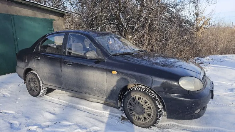 Продам chevrolet ланос 2007 г. в с родным пробегом 208000км, я второй хозяин за всё время, птс родной с продажи в салоне. двигатель 1.5, не дымит, не троит, работает отлично кпп:без хрустов и вылетов по ходовой без нюансов кузов в очень хорошем состоянии, дно-стаканы целые комплектация полная: кондиционер, эсп, гур, аir bag. из последних ремонтов: полностью обслужены задние барабаны, задние амортизаторы (kyb), замена передних дисков и колодок, рулевые наконечники, шаровые, все сайлентблоки (перед, зад), вертолёт, ремень грм, помпа. за машиной слежу. она в основном стоит в гараже. за фото извиняюсь, при продаже намою. г. енакиево. цена:300.000 связь: +79493556395 📞 звоните: +7(949)3556395 - фотография - 3