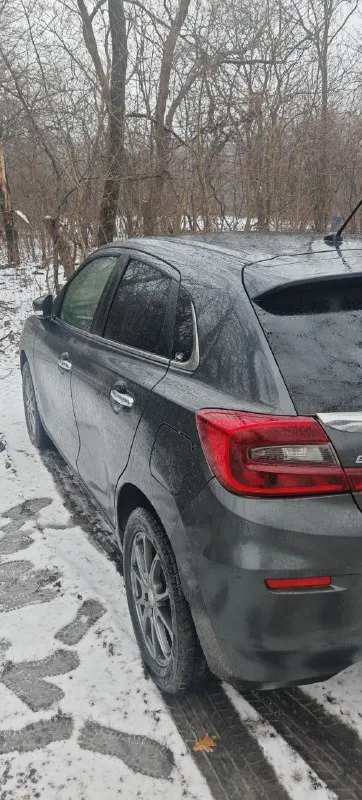 Марка: suzuki модель: baleno год: 2023 пробег: 60000 объем двигателя: 1.5 топливо: бензин кпп: автомат цвет: серый цена: 2100000 описание: продам автомобиль suzuki baleno 2023 куплен в сентябре 23 года комплектация glx. так же установлена сигнализация с автозапуском старлайн, подогревы сидений и зеркал. имеются два комплекта колёс на дисках зима и лето. чехлы из экокожи одеты с салона. машина у одного собственника я хозяин. все вопросы по +7 949 3290499 дмитрий дима, 📱 +79493290499 📲 tg: дима 📞 звоните: +7(949)3290499 - фотография - 3