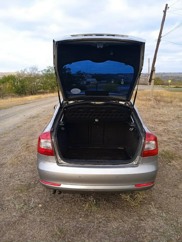 Продам skoda octavia a5 1.8 tsi 2010 года пробег - 248300 (родной пробег) коробка механика. автомобиль в хорошем состояние. 2.000 назад было сделано то ( замена масла и фильтров, свечи) машина обслужена полностью. комплектация: 4 эл. стеклоподъемника, подогрев зеркал +заднего стекла, подогрев передних сидений, круиз контроль, мульти руль, стоит магнитола. установлена сигнализация. 2 комплекта колес на титанах: лето r16 и зима r15. машина стоит на местном учете. интересующие вопросы по телефону: +7 949 381 27 85 цена: 1200 000 + торг у капота. 📞 звоните: +7(949)3812785 - фотография - 3