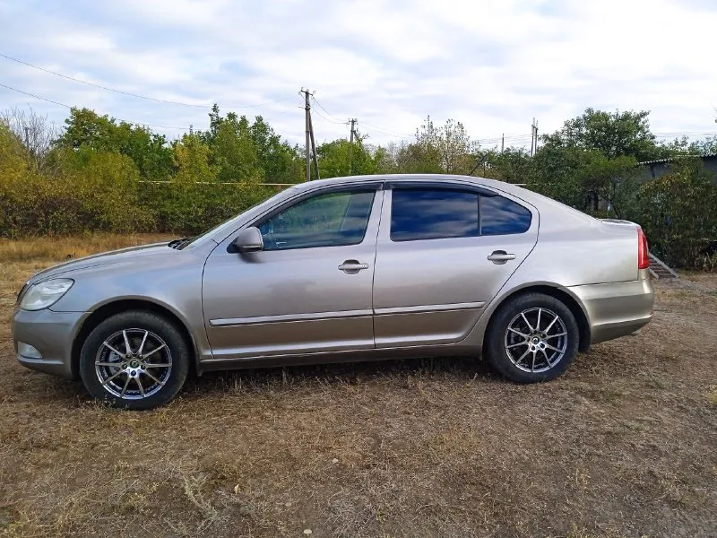 Продам skoda octavia a5 1.8 tsi 2010 года пробег - 248300 (родной пробег) коробка механика. автомобиль в хорошем состояние. 2.000 назад было сделано то ( замена масла и фильтров, свечи) машина обслужена полностью. комплектация: 4 эл. стеклоподъемника, подогрев зеркал +заднего стекла, подогрев передних сидений, круиз контроль, мульти руль, стоит магнитола. установлена сигнализация. 2 комплекта колес на титанах: лето r16 и зима r15. машина стоит на местном учете. интересующие вопросы по телефону: +7 949 381 27 85 цена: 1200 000 + торг у капота. 📞 звоните: +7(949)3812785 - фотография - 4