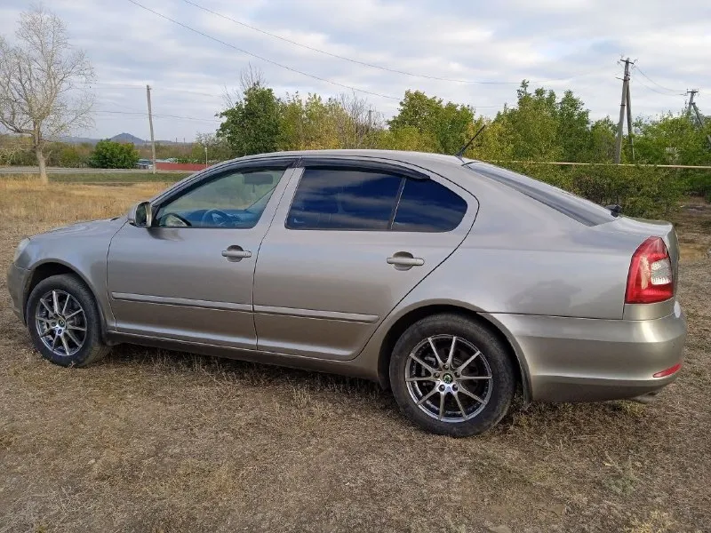 Продам skoda octavia a5 1.8 tsi 2010 года пробег - 248300 (родной пробег) коробка механика. автомобиль в хорошем состояние. 2.000 назад было сделано то ( замена масла и фильтров, свечи) машина обслужена полностью. комплектация: 4 эл. стеклоподъемника, подогрев зеркал +заднего стекла, подогрев передних сидений, круиз контроль, мульти руль, стоит магнитола. установлена сигнализация. 2 комплекта колес на титанах: лето r16 и зима r15. машина стоит на местном учете. интересующие вопросы по телефону: +7 949 381 27 85 цена: 1200 000 + торг у капота. 📞 звоните: +7(949)3812785 - фотография - 5