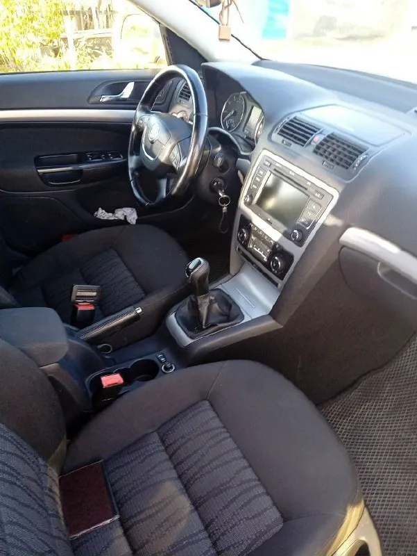 Продам skoda octavia a5 1.8 tsi 2010 года пробег - 248300 (родной пробег) коробка механика. автомобиль в хорошем состояние. 2.000 назад было сделано то ( замена масла и фильтров, свечи) машина обслужена полностью. комплектация: 4 эл. стеклоподъемника, подогрев зеркал +заднего стекла, подогрев передних сидений, круиз контроль, мульти руль, стоит магнитола. установлена сигнализация. 2 комплекта колес на титанах: лето r16 и зима r15. машина стоит на местном учете. интересующие вопросы по телефону: +7 949 381 27 85 цена: 1200 000 + торг у капота. 📞 звоните: +7(949)3812785 - фотография - 6