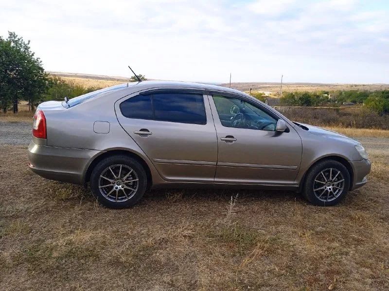 Продам skoda octavia a5 1.8 tsi 2010 года пробег - 248300 (родной пробег) коробка механика. автомобиль в хорошем состояние. 2.000 назад было сделано то ( замена масла и фильтров, свечи) машина обслужена полностью. комплектация: 4 эл. стеклоподъемника, подогрев зеркал +заднего стекла, подогрев передних сидений, круиз контроль, мульти руль, стоит магнитола. установлена сигнализация. 2 комплекта колес на титанах: лето r16 и зима r15. машина стоит на местном учете. интересующие вопросы по телефону: +7 949 381 27 85 цена: 1200 000 + торг у капота. 📞 звоните: +7(949)3812785 - фотография - 7