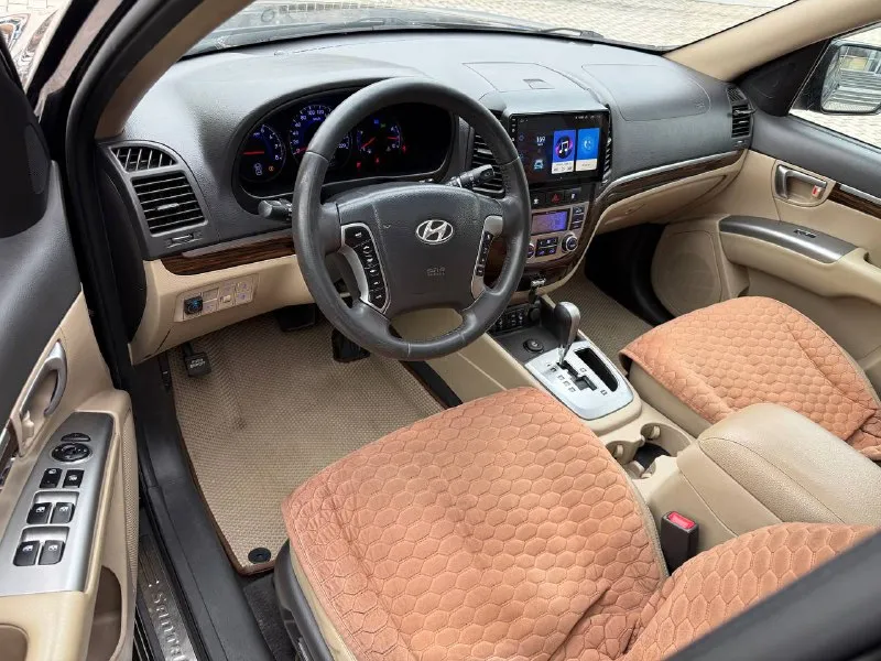 Продам hyundai santa fe 2.4 бензин год выпуска 2011 состояние идеальное. без вмятин царапин и рыжиков сервисные книги. кнопка star - stop без ключевой доступ вложений не требует! любое оформление! салон не затертый не порваный резина хорошая зимняя 2 комплект летней резины отдам с машиной авто полностью обслужена до мелочей мотор работает ровно. коробка переключает идеально климат контроль работает все жидкости заменены! стекла все родные каждая кнопка работает) цена 1.290₽ +7-949-794-46-27 остольные вопросы по телефону звоните в любое время. - фотография - 7