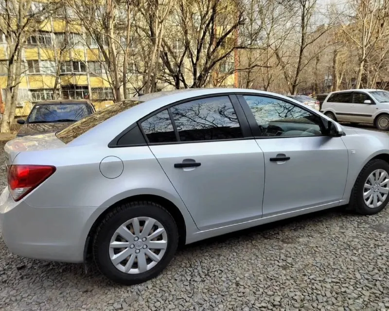 Chevrolet круз 2012г кузов в отличнейшем состоянии, в дтп не был, полностью в родном окрасе машина хозяйская, за всю историю всего 2 владельца, у последнего была более 11 лет оригинал птс оригинальный пробег 147тыс самый надежный двигатель 1.6 на механике работает тихо, не дымит, вложений не требует грм меняли на 110тыс, масло каждые 6-7 тысяч на отличной зимней шипованной резине цену вижу 850тыс звоните или пишете в телеграм +79494129599 донецк 📞 звоните: +7(949)4129599 - фотография - 2