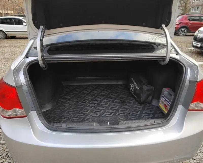 Chevrolet круз 2012г кузов в отличнейшем состоянии, в дтп не был, полностью в родном окрасе машина хозяйская, за всю историю всего 2 владельца, у последнего была более 11 лет оригинал птс оригинальный пробег 147тыс самый надежный двигатель 1.6 на механике работает тихо, не дымит, вложений не требует грм меняли на 110тыс, масло каждые 6-7 тысяч на отличной зимней шипованной резине цену вижу 850тыс звоните или пишете в телеграм +79494129599 донецк 📞 звоните: +7(949)4129599 - фотография - 4