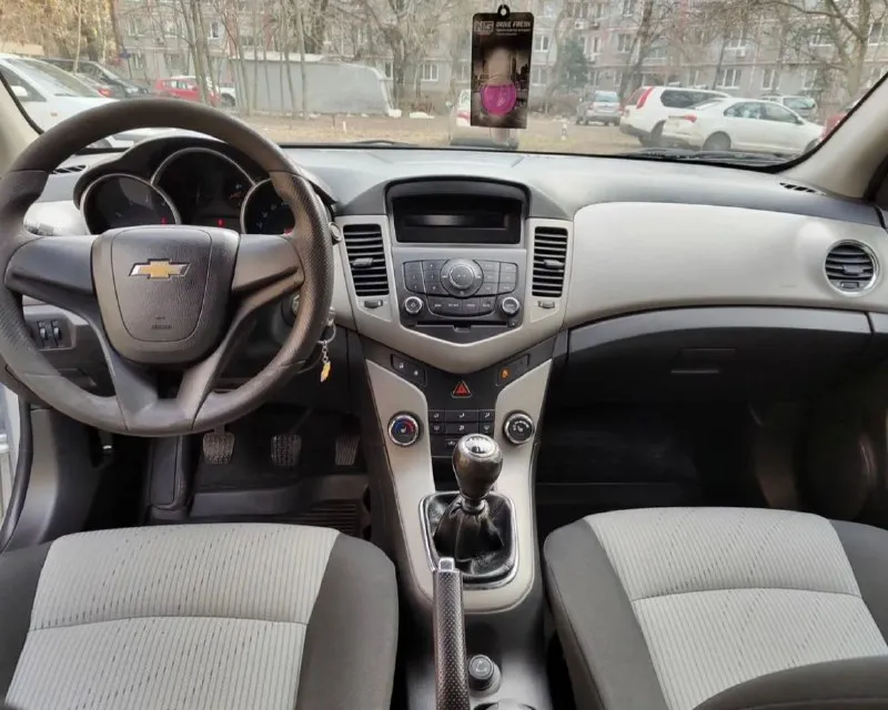 Chevrolet круз 2012г кузов в отличнейшем состоянии, в дтп не был, полностью в родном окрасе машина хозяйская, за всю историю всего 2 владельца, у последнего была более 11 лет оригинал птс оригинальный пробег 147тыс самый надежный двигатель 1.6 на механике работает тихо, не дымит, вложений не требует грм меняли на 110тыс, масло каждые 6-7 тысяч на отличной зимней шипованной резине цену вижу 850тыс звоните или пишете в телеграм +79494129599 донецк 📞 звоните: +7(949)4129599 - фотография - 5