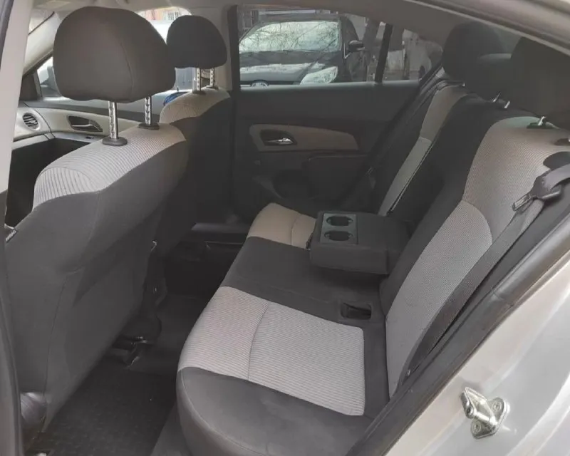 Chevrolet круз 2012г кузов в отличнейшем состоянии, в дтп не был, полностью в родном окрасе машина хозяйская, за всю историю всего 2 владельца, у последнего была более 11 лет оригинал птс оригинальный пробег 147тыс самый надежный двигатель 1.6 на механике работает тихо, не дымит, вложений не требует грм меняли на 110тыс, масло каждые 6-7 тысяч на отличной зимней шипованной резине цену вижу 850тыс звоните или пишете в телеграм +79494129599 донецк 📞 звоните: +7(949)4129599 - фотография - 7
