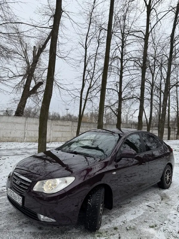 Продам hyundai elantra🔥 год выпуска:2008🔥 пробег, км:180.000(оригинал) 🔥 модификация:1.6мт 🔥 тип двигателя:бензин🔥 коробка передач :механика 🔥 привод:передний🔥 тип кузова : седан🔥 koмплeктaция: gls🔥 цвет: фиолетовый🔥 машина на полном ходу, не требует никаких вложений от слова совсем. сделана полная полировка кузова. установлена новая зимняя шипованная резина. обслужена ходовая часть автомобиля. мотор в идеальном состоянии, не троит, не дымит, не имеет каких либо посторонних звуков. мкпп-в идеальном состоянии, все передачи включаются мягко, без хрустов, ничего не выбивает. ходовая-мягкая, ничего не стучит, не тарабанит, всё что нужно было - поменяно. салон в идеальном состоянии, без потертостей и каких-либо нюансов. так же имеется видео, по просьбе отправлю для более лучшего осмотра авто. готов к выезду в любой сервис по вашему желанию. многое могу не описать. при встречу всё расскажу и покажу. цена:599.999 тысяч возможен пригон по договоренности. возможен обмен. номер для связи: +79495752024 - фотография - 10