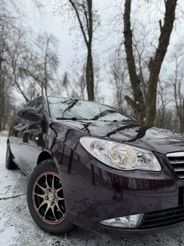 Продам hyundai elantra🔥 год выпуска:2008🔥 пробег, км:180.000(оригинал) 🔥 модификация:1.6мт 🔥 тип двигателя:бензин🔥 коробка передач :механика 🔥 привод:передний🔥 тип кузова : седан🔥 koмплeктaция: gls🔥 цвет: фиолетовый🔥 машина на полном ходу, не требует никаких вложений от слова совсем. сделана полная полировка кузова. установлена новая зимняя шипованная резина. обслужена ходовая часть автомобиля. мотор в идеальном состоянии, не троит, не дымит, не имеет каких либо посторонних звуков. мкпп-в идеальном состоянии, все передачи включаются мягко, без хрустов, ничего не выбивает. ходовая-мягкая, ничего не стучит, не тарабанит, всё что нужно было - поменяно. салон в идеальном состоянии, без потертостей и каких-либо нюансов. так же имеется видео, по просьбе отправлю для более лучшего осмотра авто. готов к выезду в любой сервис по вашему желанию. многое могу не описать. при встречу всё расскажу и покажу. цена:599.999 тысяч возможен пригон по договоренности. возможен обмен. номер для связи: +79495752024 - фотография - 2