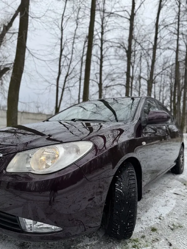 Продам hyundai elantra🔥 год выпуска:2008🔥 пробег, км:180.000(оригинал) 🔥 модификация:1.6мт 🔥 тип двигателя:бензин🔥 коробка передач :механика 🔥 привод:передний🔥 тип кузова : седан🔥 koмплeктaция: gls🔥 цвет: фиолетовый🔥 машина на полном ходу, не требует никаких вложений от слова совсем. сделана полная полировка кузова. установлена новая зимняя шипованная резина. обслужена ходовая часть автомобиля. мотор в идеальном состоянии, не троит, не дымит, не имеет каких либо посторонних звуков. мкпп-в идеальном состоянии, все передачи включаются мягко, без хрустов, ничего не выбивает. ходовая-мягкая, ничего не стучит, не тарабанит, всё что нужно было - поменяно. салон в идеальном состоянии, без потертостей и каких-либо нюансов. так же имеется видео, по просьбе отправлю для более лучшего осмотра авто. готов к выезду в любой сервис по вашему желанию. многое могу не описать. при встречу всё расскажу и покажу. цена:599.999 тысяч возможен пригон по договоренности. возможен обмен. номер для связи: +79495752024 - фотография - 3