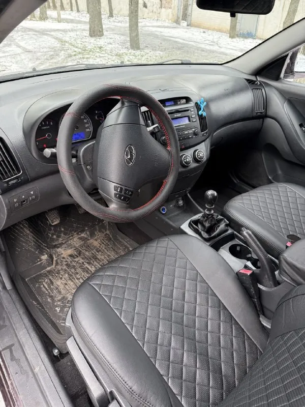 Продам hyundai elantra🔥 год выпуска:2008🔥 пробег, км:180.000(оригинал) 🔥 модификация:1.6мт 🔥 тип двигателя:бензин🔥 коробка передач :механика 🔥 привод:передний🔥 тип кузова : седан🔥 koмплeктaция: gls🔥 цвет: фиолетовый🔥 машина на полном ходу, не требует никаких вложений от слова совсем. сделана полная полировка кузова. установлена новая зимняя шипованная резина. обслужена ходовая часть автомобиля. мотор в идеальном состоянии, не троит, не дымит, не имеет каких либо посторонних звуков. мкпп-в идеальном состоянии, все передачи включаются мягко, без хрустов, ничего не выбивает. ходовая-мягкая, ничего не стучит, не тарабанит, всё что нужно было - поменяно. салон в идеальном состоянии, без потертостей и каких-либо нюансов. так же имеется видео, по просьбе отправлю для более лучшего осмотра авто. готов к выезду в любой сервис по вашему желанию. многое могу не описать. при встречу всё расскажу и покажу. цена:599.999 тысяч возможен пригон по договоренности. возможен обмен. номер для связи: +79495752024 - фотография - 8