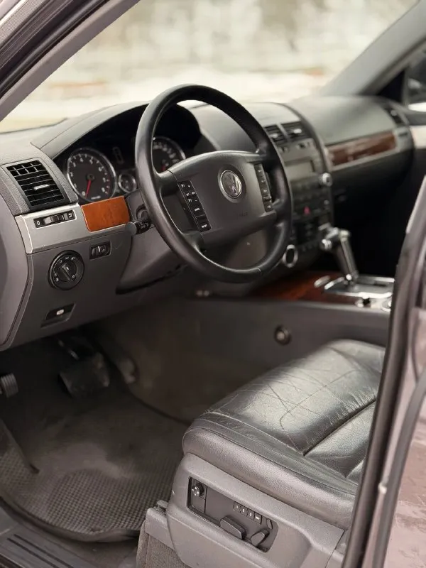🚙марка: volkswagen touareg ⚙️двигатель: 3.6 ⛽️вид топлива: бензин 📅год выпуска: 2008 💴цена: 1170.000руб торг 🗺️пробег:250.000км 📦:кпп :автомат в продаже volkswagen touareg в отличном состоянии весь в заводском окрасе все стекла родные автомобиль обслужены прошел полное то мотор без ли либо каких нареканий автомат также в отличном состоянии вложения автомобиль абсолютно не требует автомобиль чистый готов к любому переоформлению комплектация круизконтроль двухзонный климат контроль подогрев сидений задних передних обогрев руля электрорегулировка сидений электрозеркала датчик дождя датчик света обогрев заднего стекла переднего обогрев зеркал боковых мультируль все остальные доп вопросы 📞 на этом номер есть +7 (949) 753-36-84 есть telegram 📍•город мариуполь 📞 звоните: +7(949)7533684 - фотография - 7
