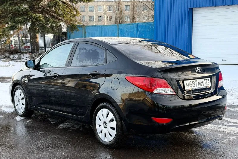 Hyundai solaris цена-740.000руб год-2012 мотор-1.4 привод-передний коробка-механика пробег-190.000км два хозяина! хорошая комплектация: кондиционер полный электростеклопакет электрорегулировка зеркал подогрев передних сидений подогрев переднего и заднего стекла мультируль сенсорная мультимедиа с камерой заднего вида bluetooth, aux, usb хорошая музыка новая зимняя резина г. торез ☎️ +79495612902 - фотография - 4