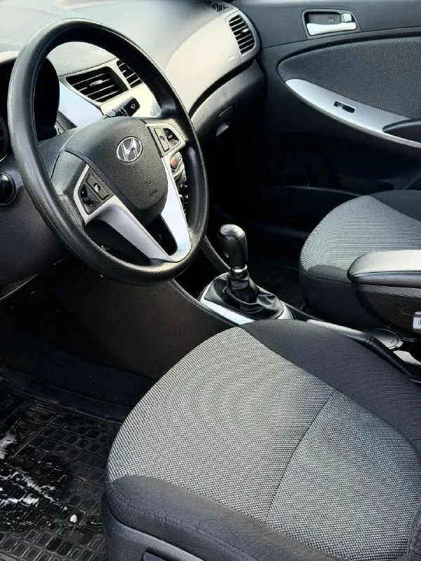 Hyundai solaris цена-740.000руб год-2012 мотор-1.4 привод-передний коробка-механика пробег-190.000км два хозяина! хорошая комплектация: кондиционер полный электростеклопакет электрорегулировка зеркал подогрев передних сидений подогрев переднего и заднего стекла мультируль сенсорная мультимедиа с камерой заднего вида bluetooth, aux, usb хорошая музыка новая зимняя резина г. торез ☎️ +79495612902 - фотография - 7