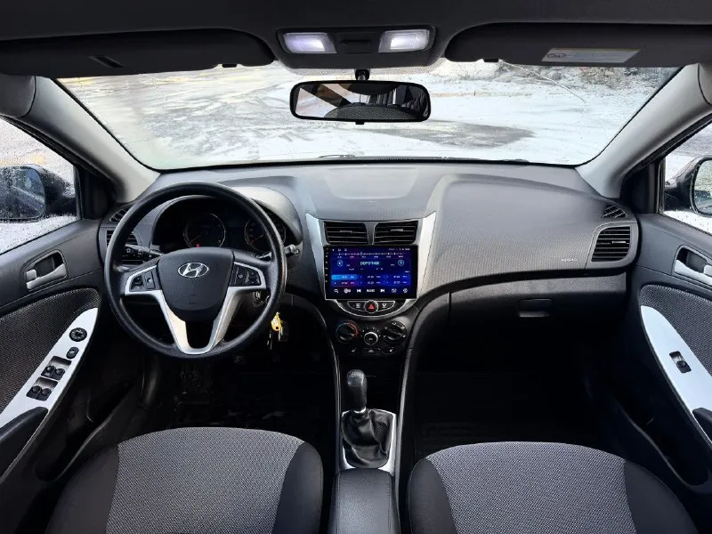 Hyundai solaris цена-740.000руб год-2012 мотор-1.4 привод-передний коробка-механика пробег-190.000км два хозяина! хорошая комплектация: кондиционер полный электростеклопакет электрорегулировка зеркал подогрев передних сидений подогрев переднего и заднего стекла мультируль сенсорная мультимедиа с камерой заднего вида bluetooth, aux, usb хорошая музыка новая зимняя резина г. торез ☎️ +79495612902 - фотография - 8