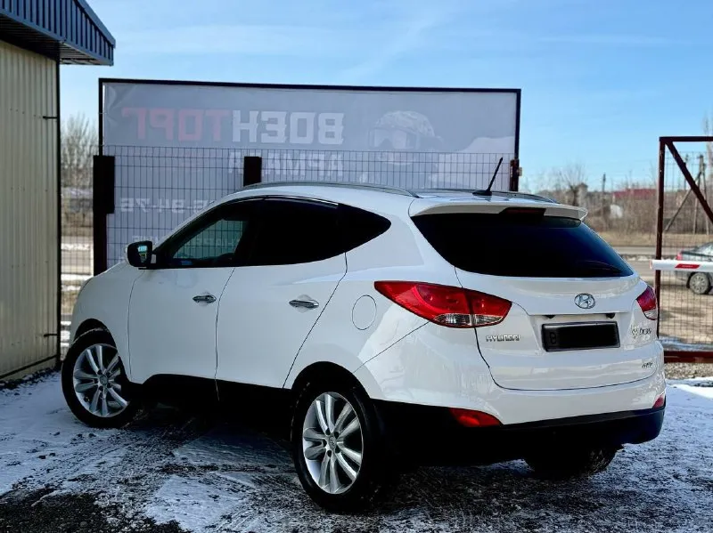 🚗 hyundai ix35 г( 2013 рестайлинг ) цена 1450000 кпп автомат пробег 150 птс оригинал без дтп самая максимальная комплектация панорамная крыша противоугонная система сигнализация без ключевой доступ помощь при вождении: круиз-контроль парктроник задний и передний камера заднего вида и переднего (система автоматической парковки ) система помощи при старте в гору датчик света датчик дождя электростеклоподъемники передние и задние электропривод зеркал охлаждаемый перчаточный ящик подогрев сидений водителя и пассажира обогрев зеркал обогрев заднего стекла обогрев зоны стеклоочистителей мультимедиа и навигация: навигационная система сабвуфер infinity bluetooth aux 6 колонок авто в идеале все вопросы по телефону: +7(949)4737372 (+79081827373 телеграмм ) цена: 1450000 ₽ 📲 tg: андрей 📞 🇷🇺 звоните: +79494737372 авторынок днр донецк - фотография - 3