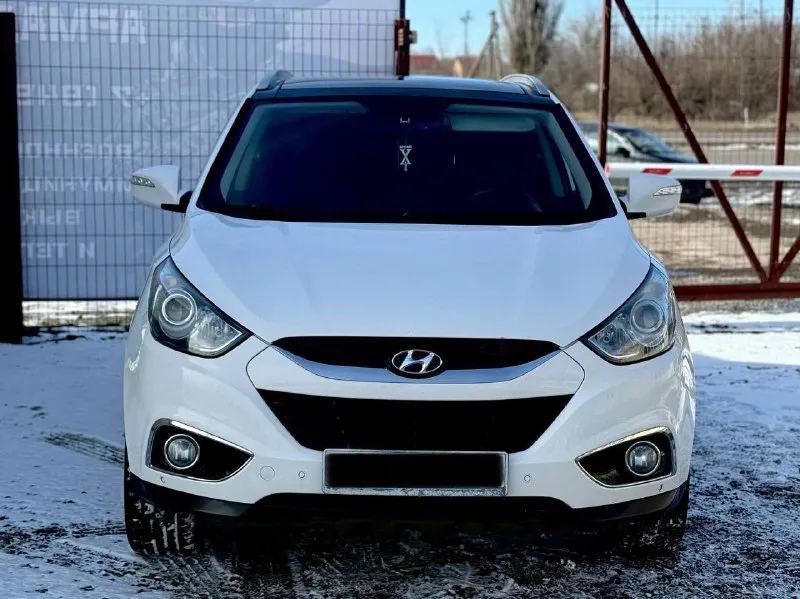 🚗 hyundai ix35 г( 2013 рестайлинг ) цена 1450000 кпп автомат пробег 150 птс оригинал без дтп самая максимальная комплектация панорамная крыша противоугонная система сигнализация без ключевой доступ помощь при вождении: круиз-контроль парктроник задний и передний камера заднего вида и переднего (система автоматической парковки ) система помощи при старте в гору датчик света датчик дождя электростеклоподъемники передние и задние электропривод зеркал охлаждаемый перчаточный ящик подогрев сидений водителя и пассажира обогрев зеркал обогрев заднего стекла обогрев зоны стеклоочистителей мультимедиа и навигация: навигационная система сабвуфер infinity bluetooth aux 6 колонок авто в идеале все вопросы по телефону: +7(949)4737372 (+79081827373 телеграмм ) цена: 1450000 ₽ 📲 tg: андрей 📞 🇷🇺 звоните: +79494737372 авторынок днр донецк - фотография - 5