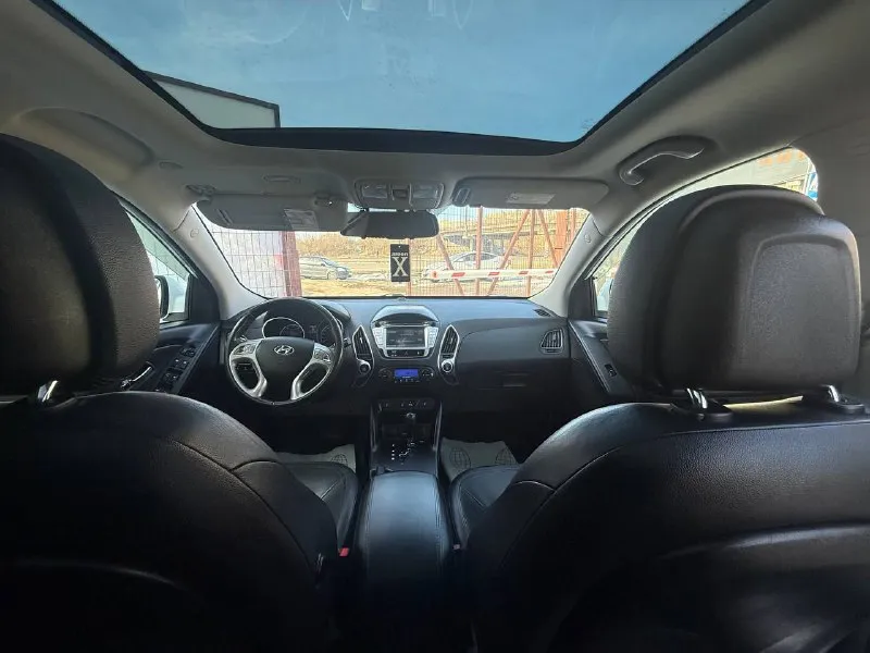 🚗 hyundai ix35 г( 2013 рестайлинг ) цена 1450000 кпп автомат пробег 150 птс оригинал без дтп самая максимальная комплектация панорамная крыша противоугонная система сигнализация без ключевой доступ помощь при вождении: круиз-контроль парктроник задний и передний камера заднего вида и переднего (система автоматической парковки ) система помощи при старте в гору датчик света датчик дождя электростеклоподъемники передние и задние электропривод зеркал охлаждаемый перчаточный ящик подогрев сидений водителя и пассажира обогрев зеркал обогрев заднего стекла обогрев зоны стеклоочистителей мультимедиа и навигация: навигационная система сабвуфер infinity bluetooth aux 6 колонок авто в идеале все вопросы по телефону: +7(949)4737372 (+79081827373 телеграмм ) цена: 1450000 ₽ 📲 tg: андрей 📞 🇷🇺 звоните: +79494737372 авторынок днр донецк - фотография - 7